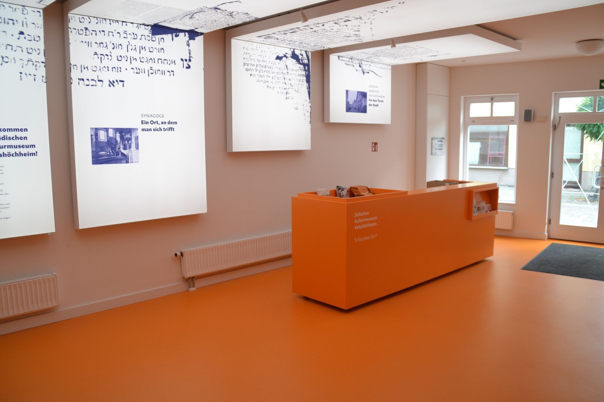 Eine Rezeption in einem Raum mit orangefarbenen Böden