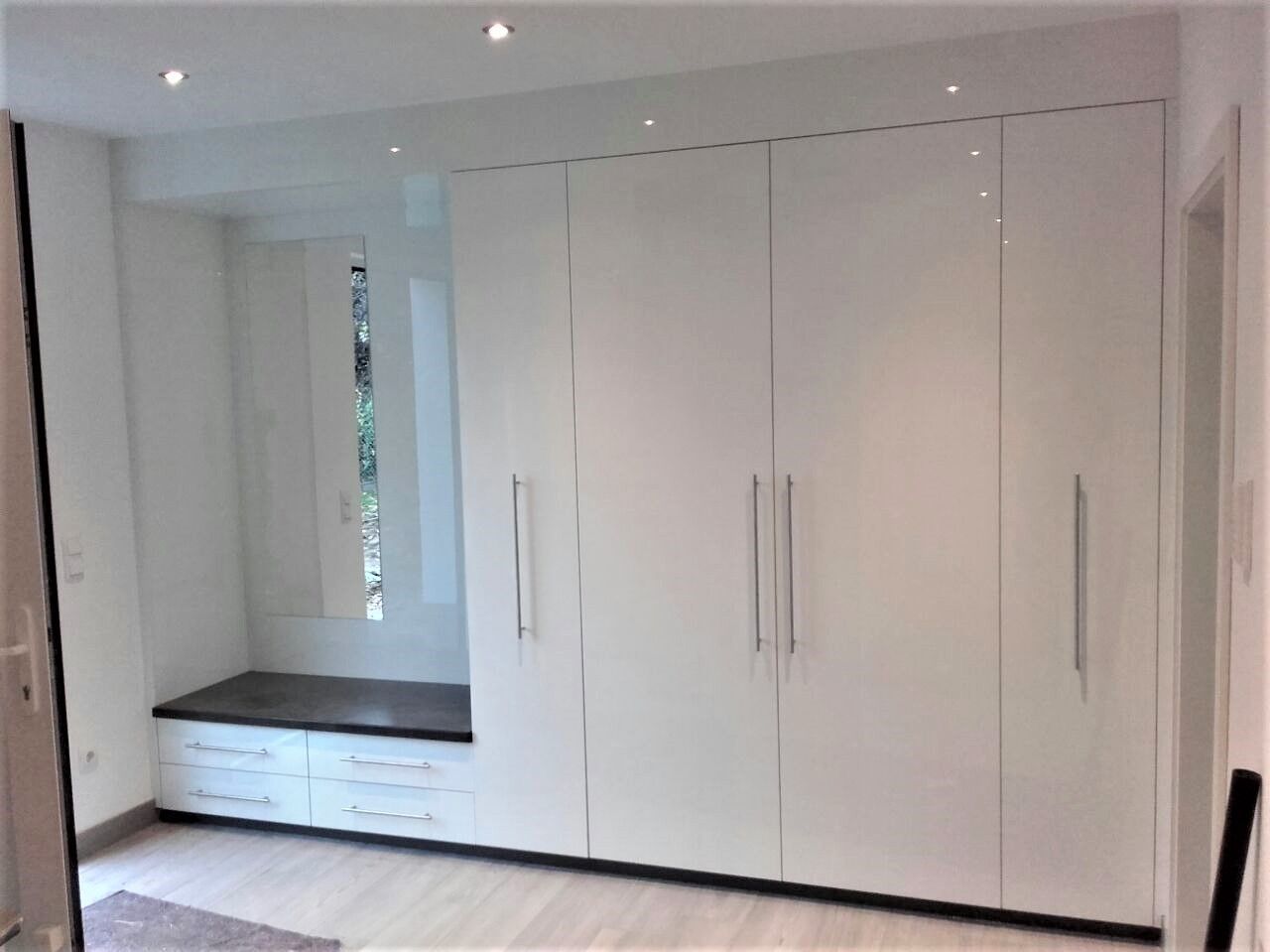 Ein Raum mit vielen weißen Schränken und Schubladen.