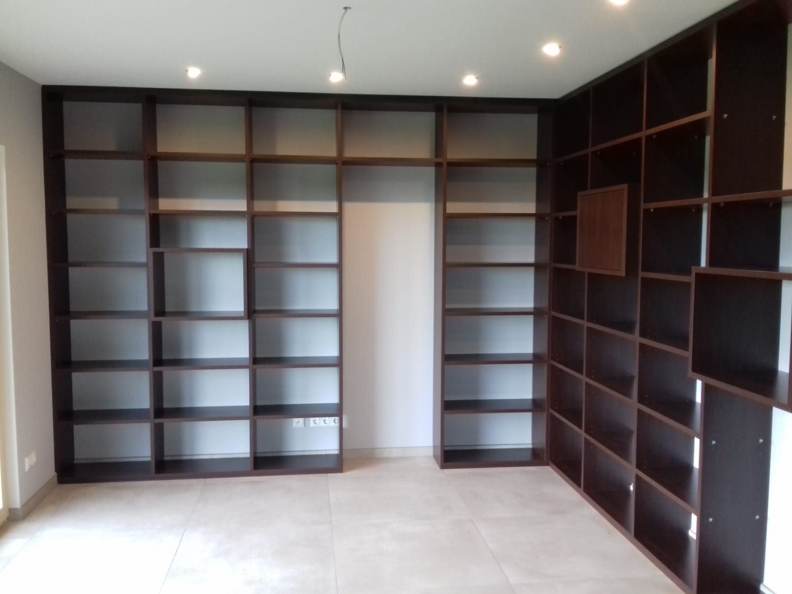 Ein Raum mit vielen Regalen und einer Tür