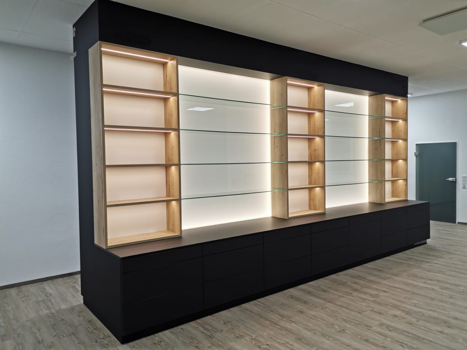 Ein Raum mit vielen Regalen und einer Tür.