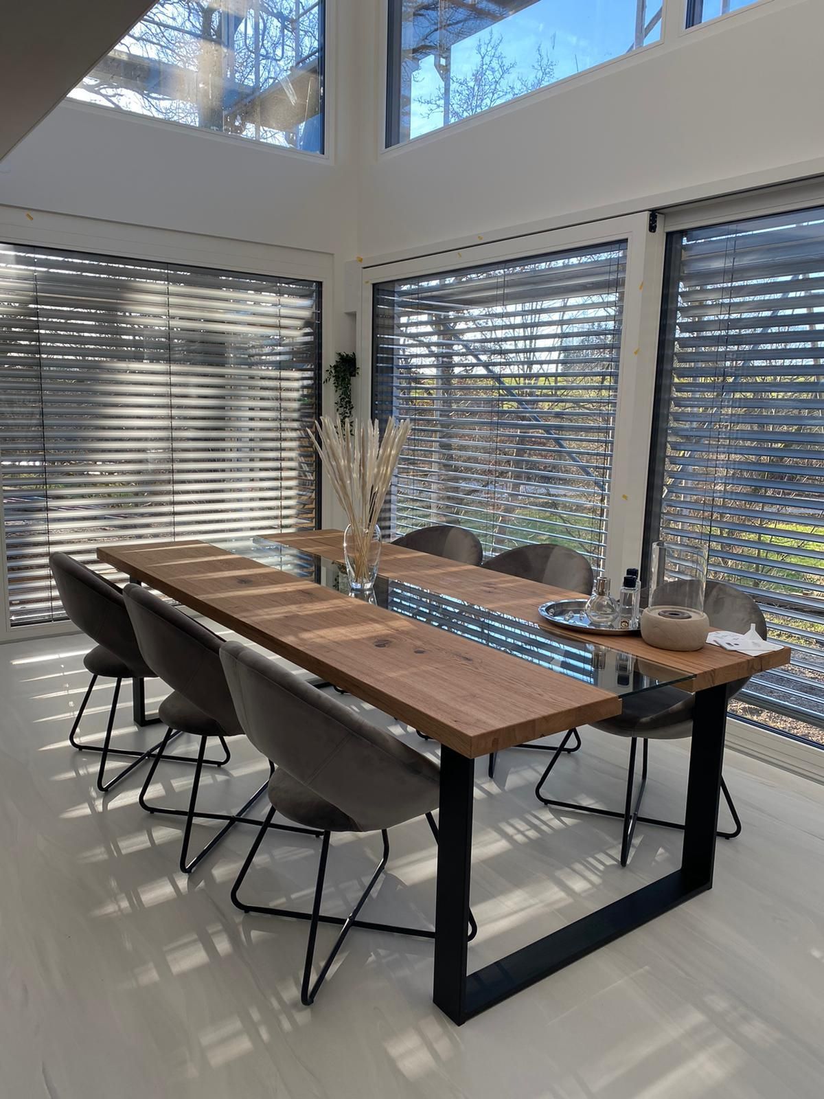 Ein Esszimmer mit einem langen Holztisch und Stühlen.