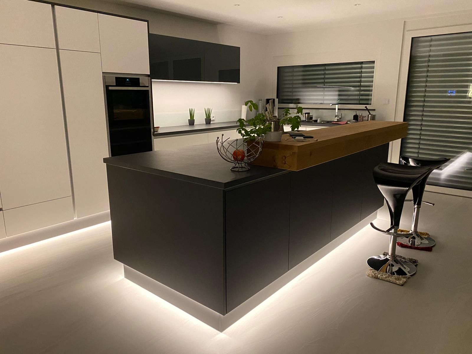 Eine Küche mit einer großen Insel und zwei Barhockern