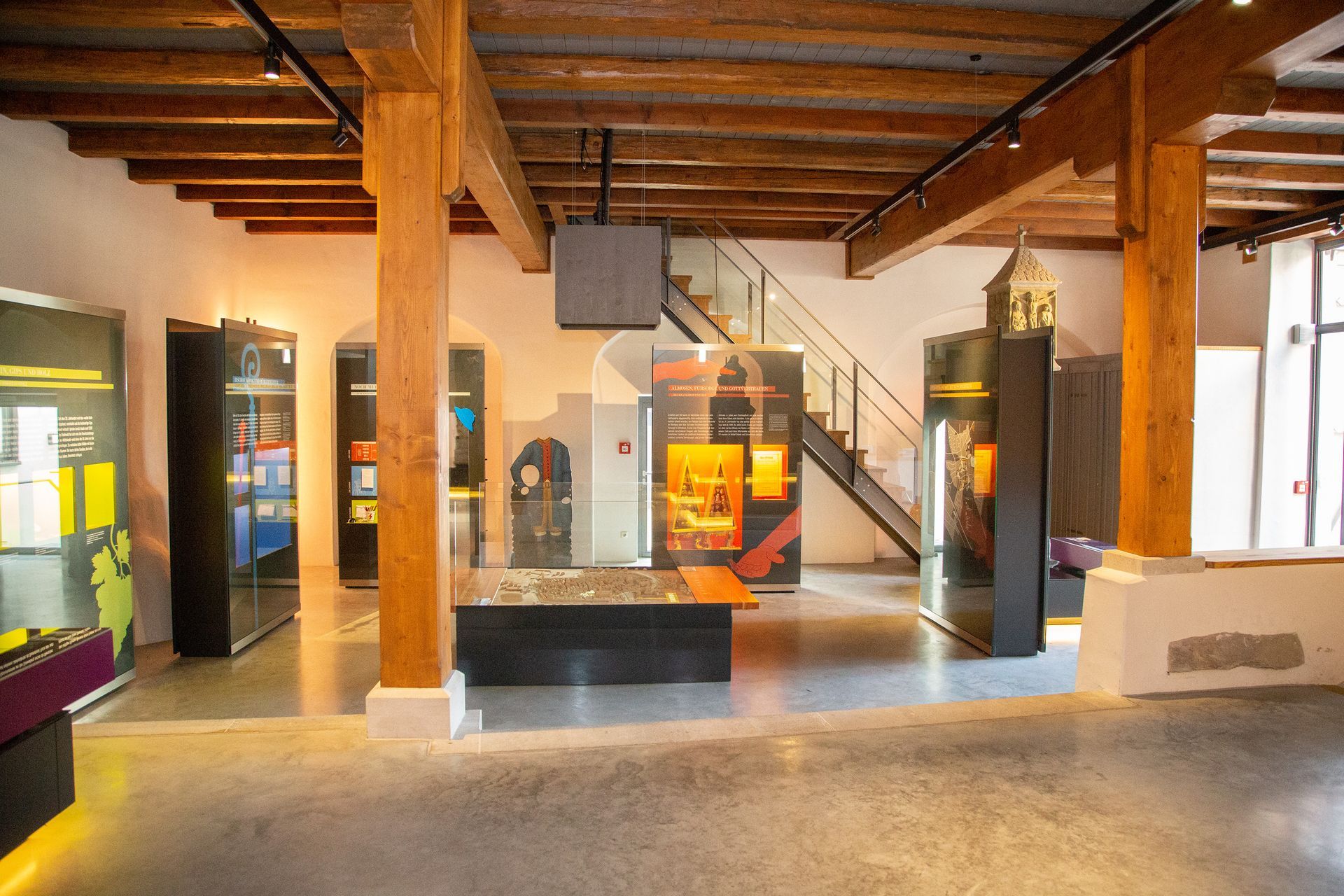 In der Mitte des Raumes befindet sich eine Treppe.