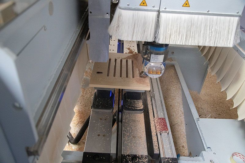 Eine Maschine, die ein Stück Holz schneidet