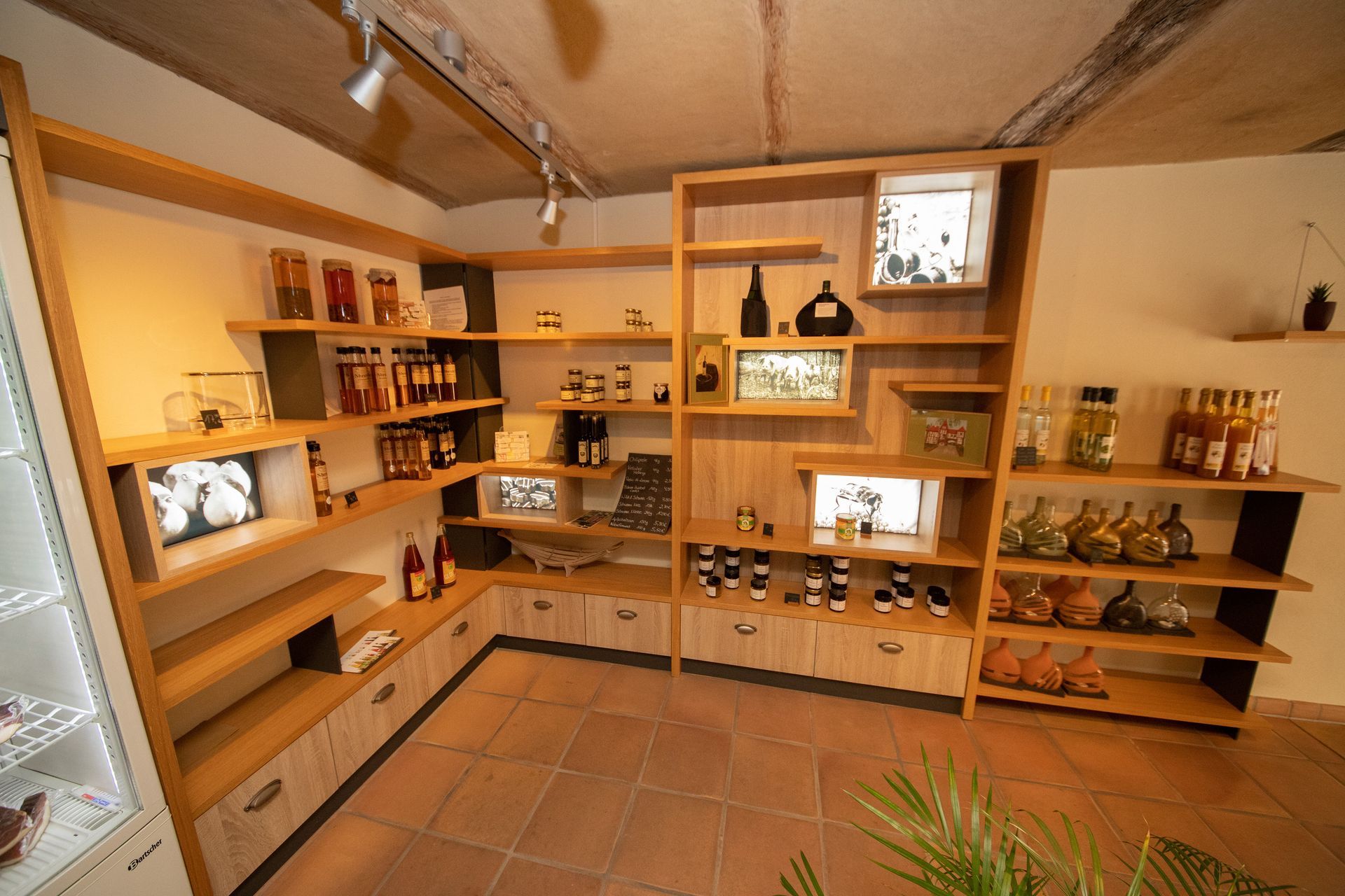 Ein Raum mit vielen Regalen und Flaschen darauf