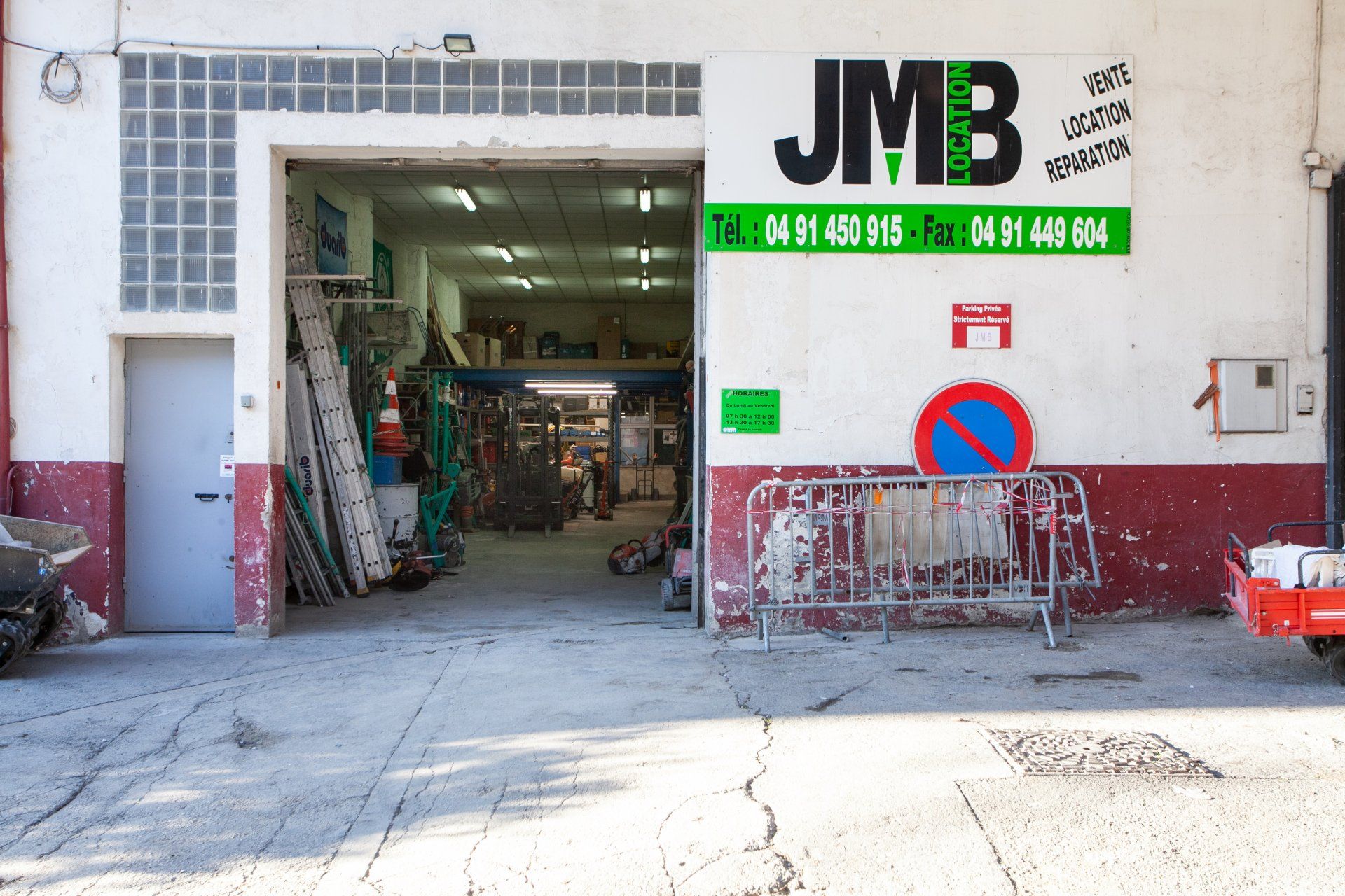 Devanture du magasin JMB Location à Marseille