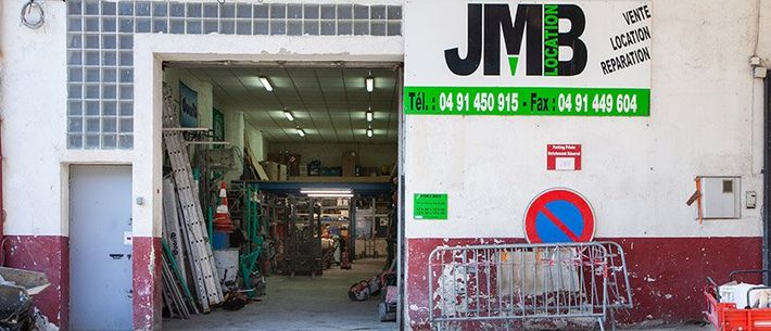 Devant le magasin de location JMB à Marseille