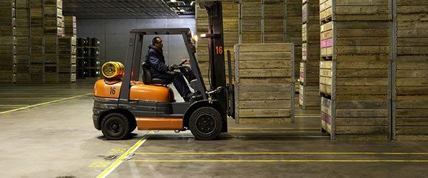 Jardinier qui taille une haie