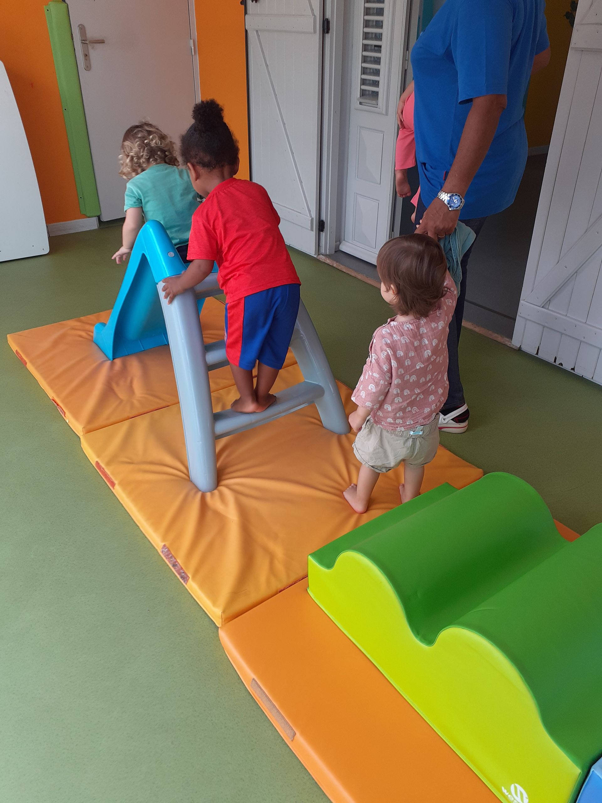 Une enseignante et des enfants jouent avec des jouets éducatifs à une table