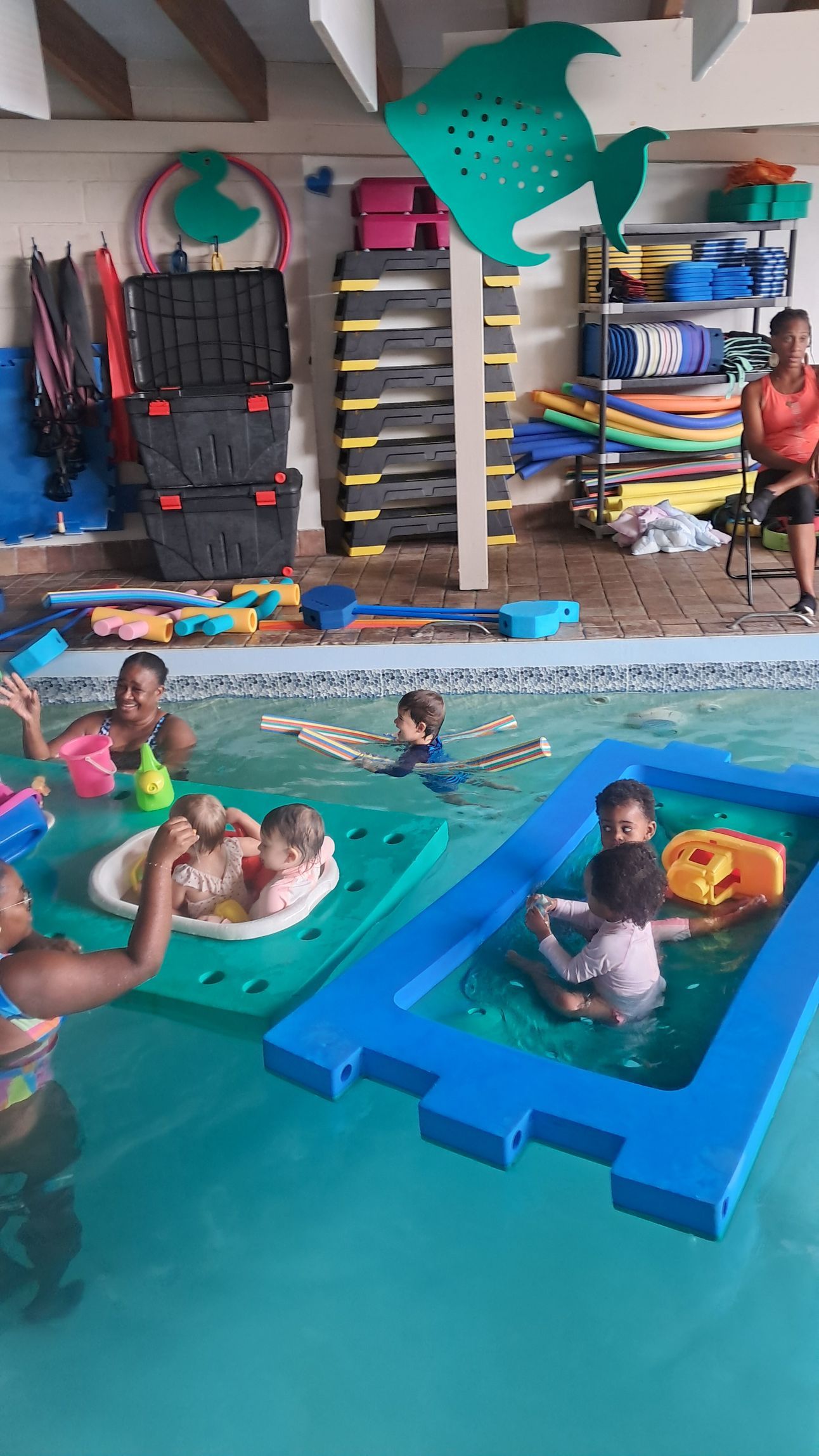 Des enfants assis en cercle jouent du tambour