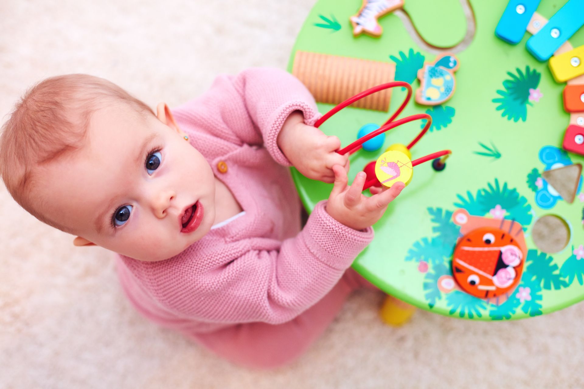 Un bébé est en train de s'amuser sur une table d'éveil