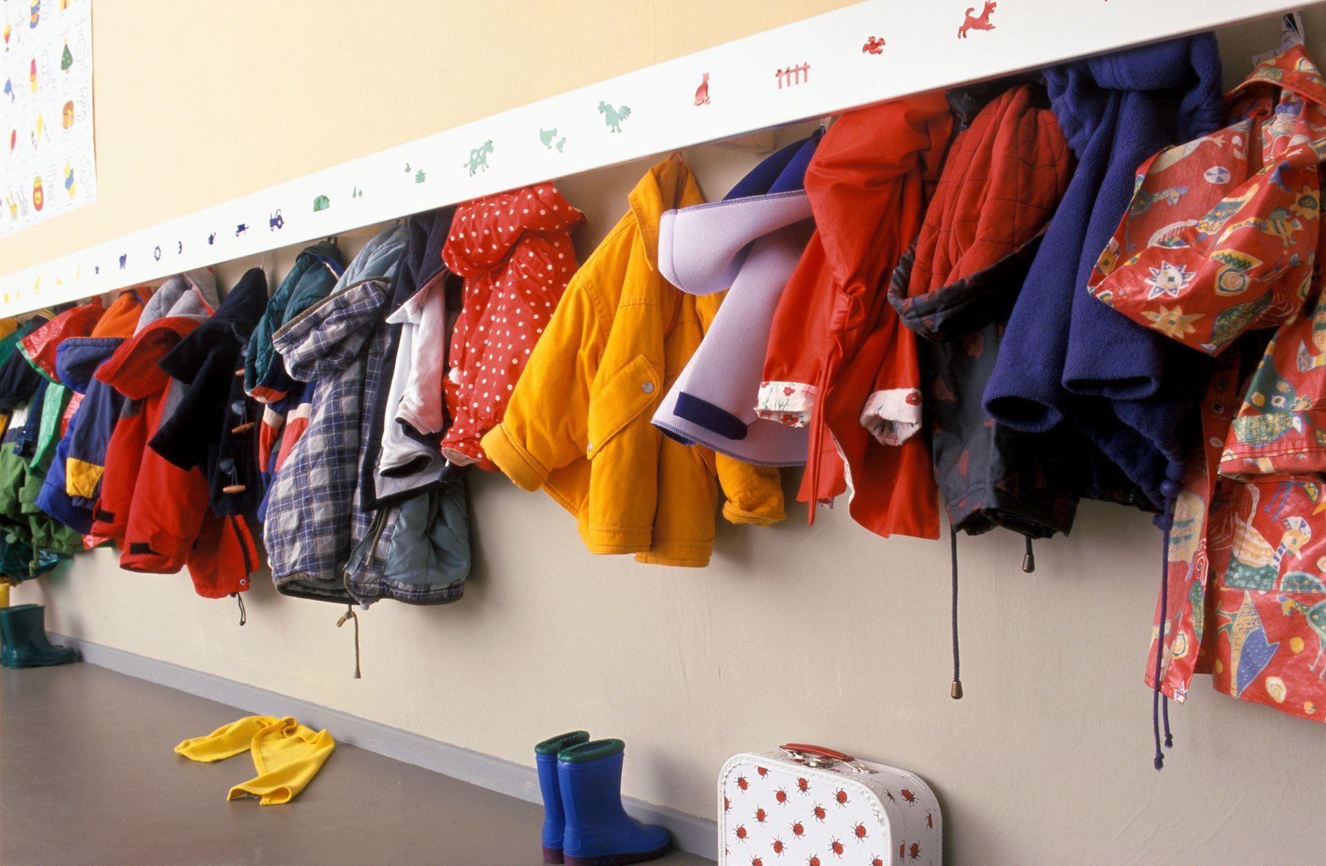 Manteaux et sacs à dos d'enfants suspendus à des crochets dans le couloir d'une école ou d'une crèche