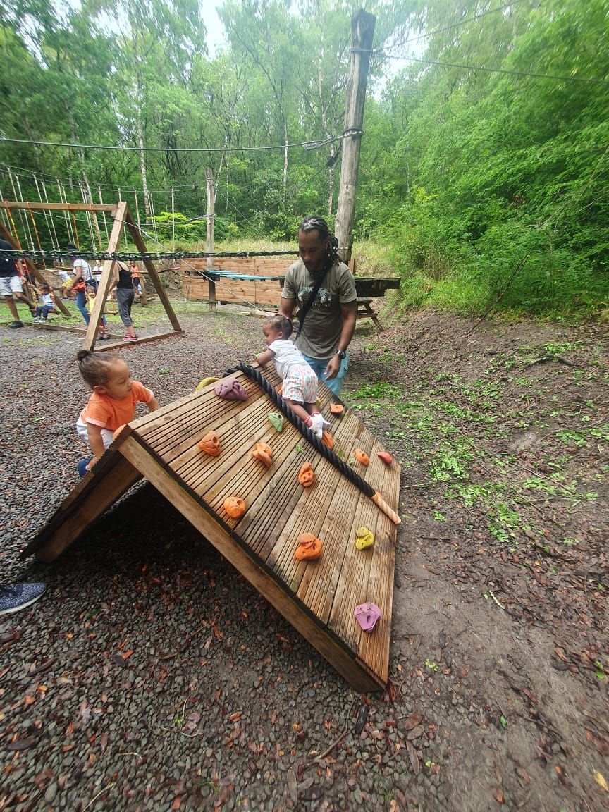 Des enfants empilent des blocs de bois