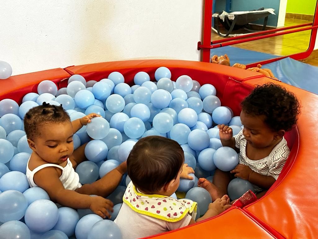 Une animatrice utilise des petites marionnettes sur ses doigts pour divertir des enfants dans une crèche