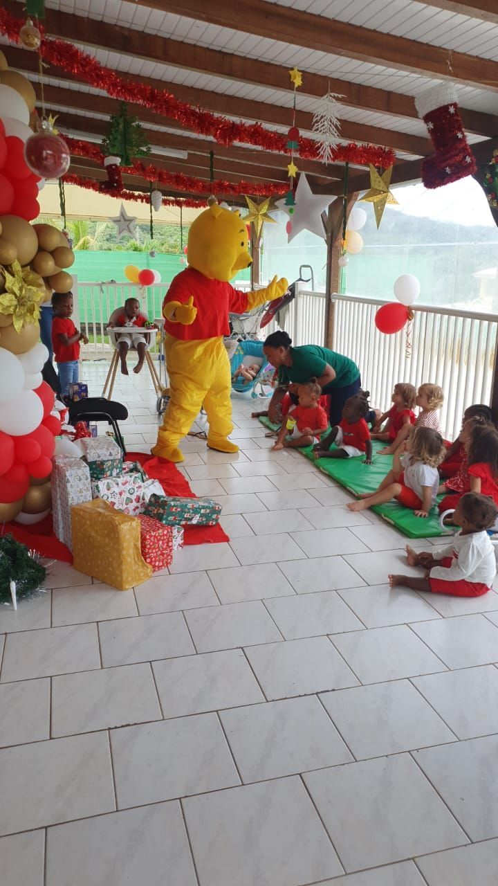 Des enfants et un adulte jouent avec des jouets dans une crèche