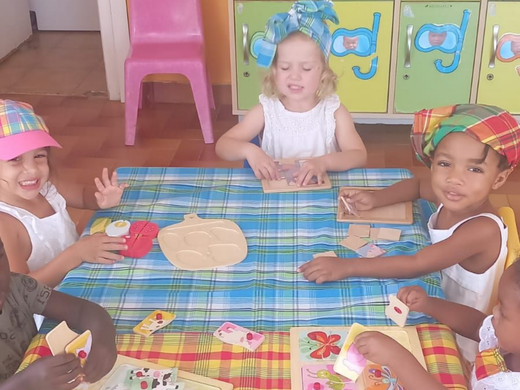 Un tout-petit joue avec des blocs colorés et une bille