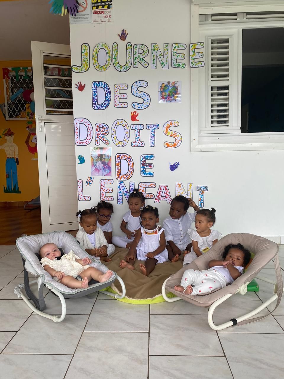 Deux enfants jouent avec des blocs de bois colorés étalés sur le sol