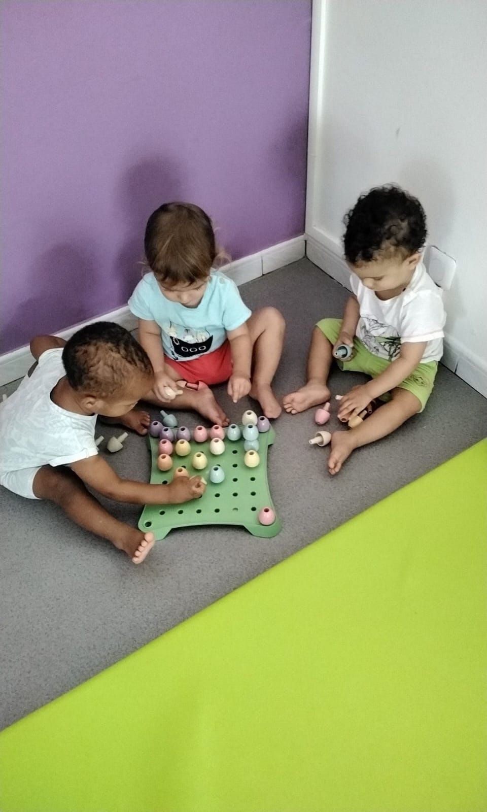Des enfants et une animatrice dansent en cercle