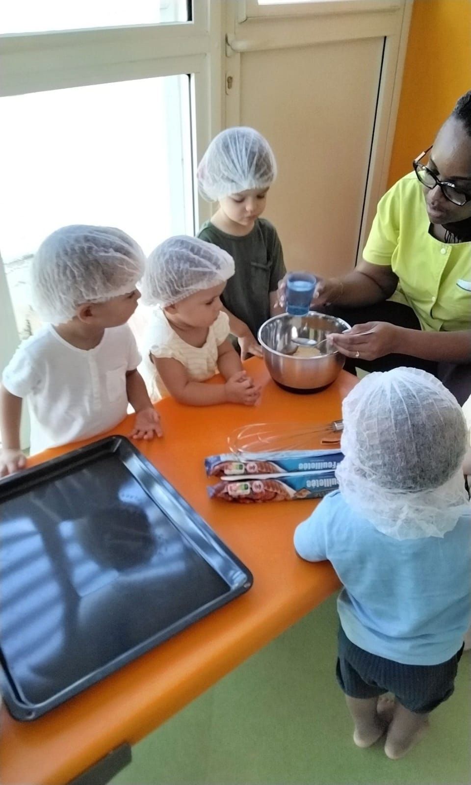 Un bébé est en train de s'amuser sur une table d'éveil