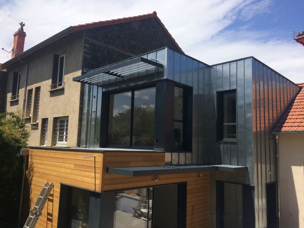 Maison moderne avec une partie en zinc