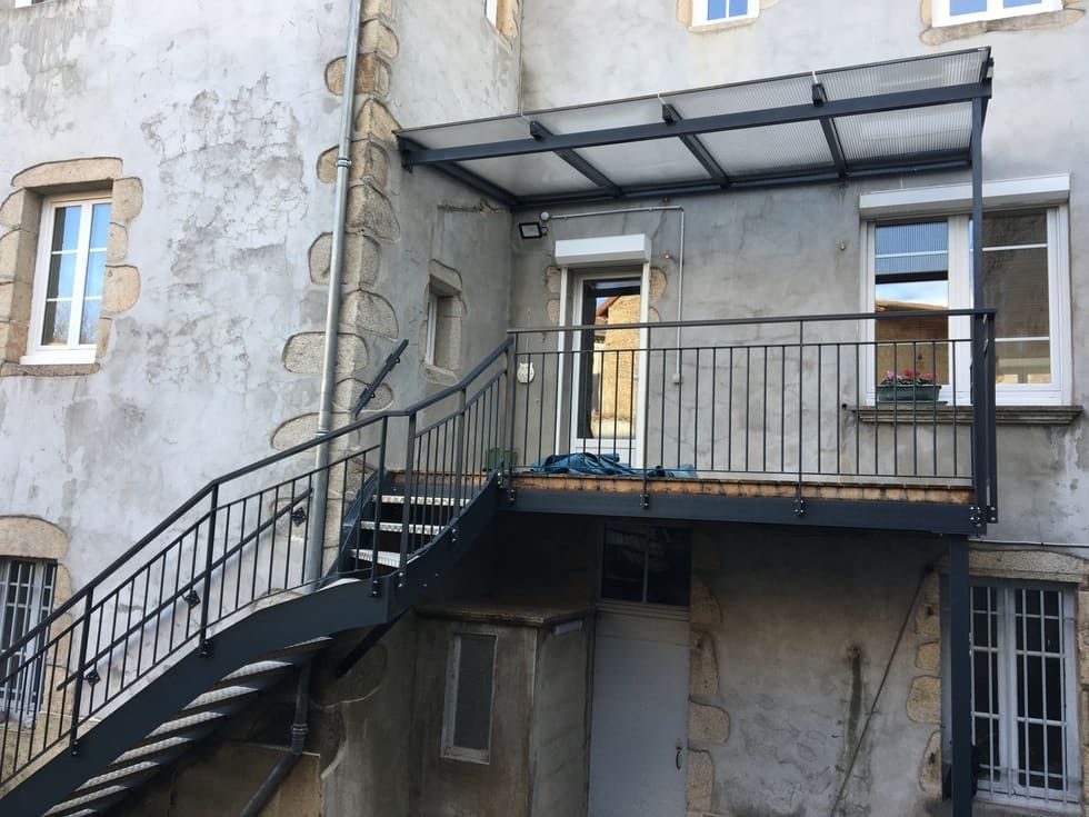 Garde corps et escaliers noirs extérieurs