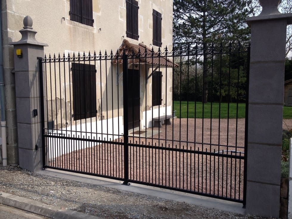 Portail battant en fer forgé