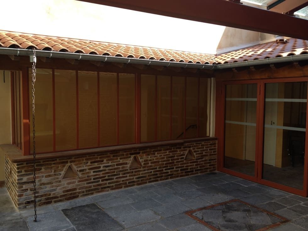 Véranda sur un mur en brique