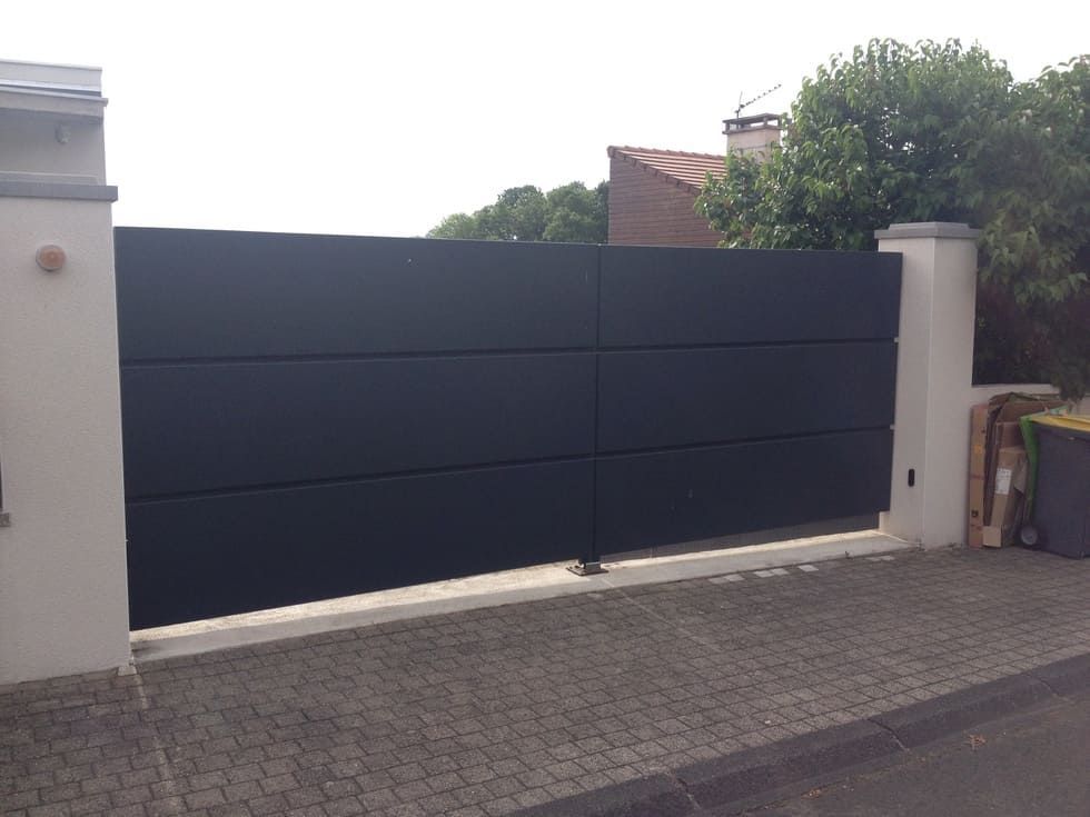 Portail battant noir