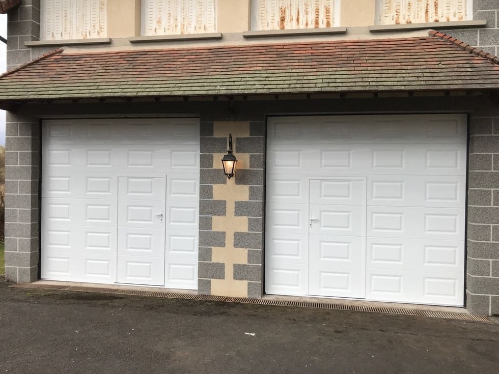 Deux portes de garage blanches
