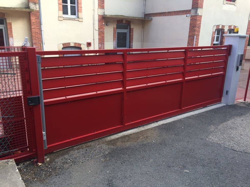 Portail coulissant rouge