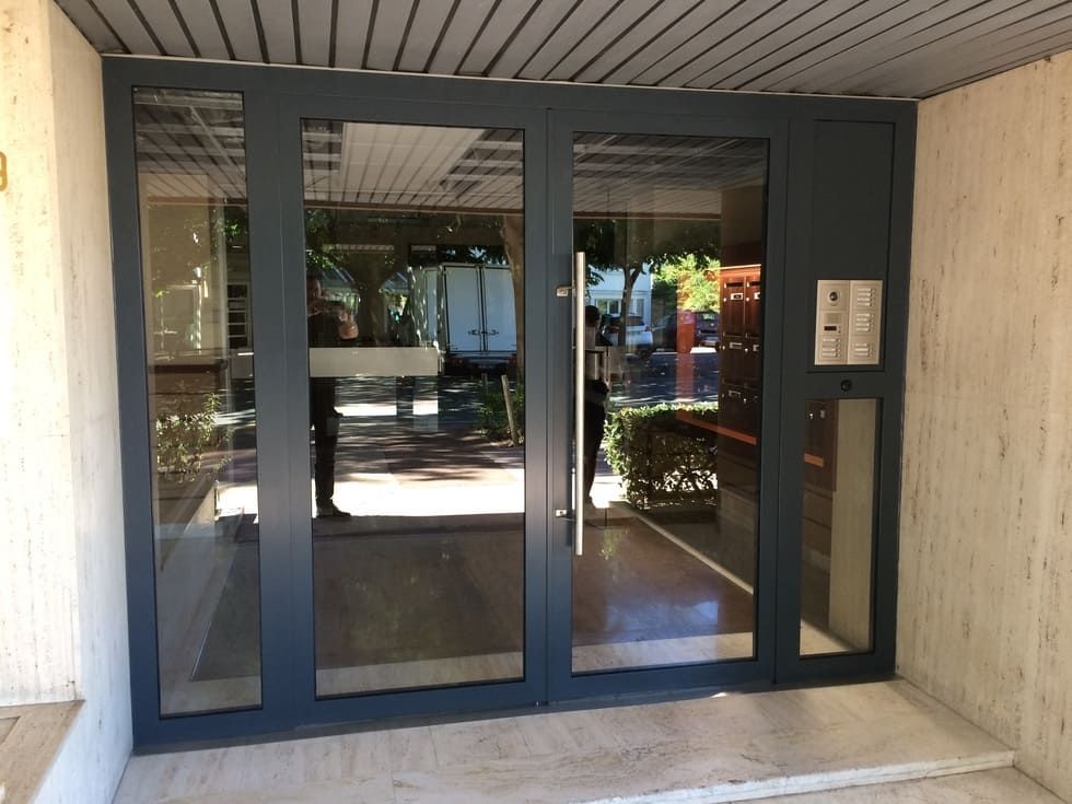 Porte d'entrée vitrée  d'un bâtiment