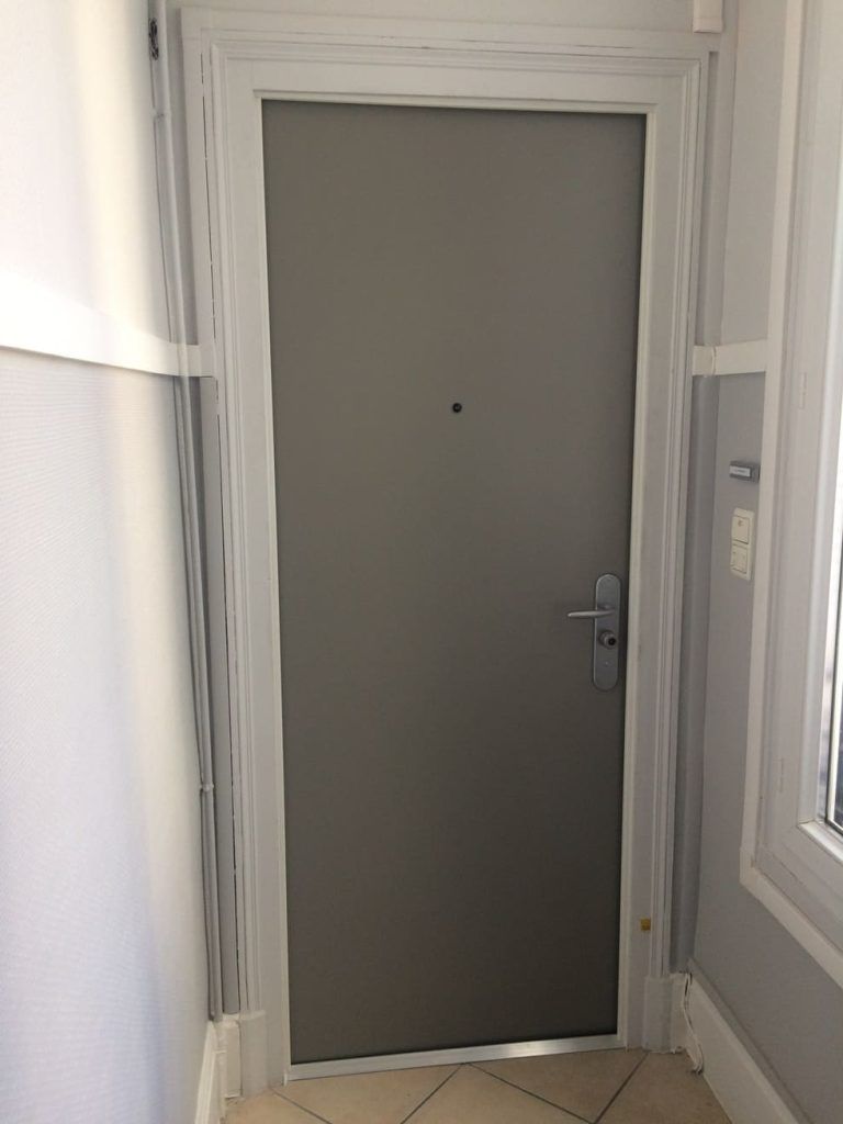 Porte blindée grise intérieure