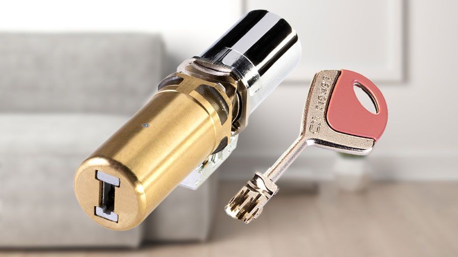 Clé et serrure détourés avec un salon en fond