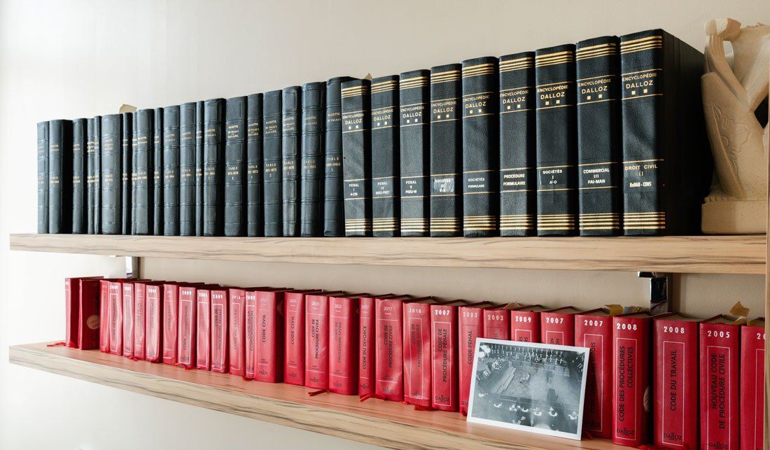 Étagère pleine d'encyclopédies et de livres de droit