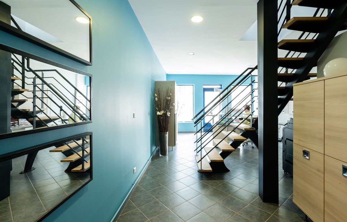 Accueil du cabinet - vue derrière l'escalier