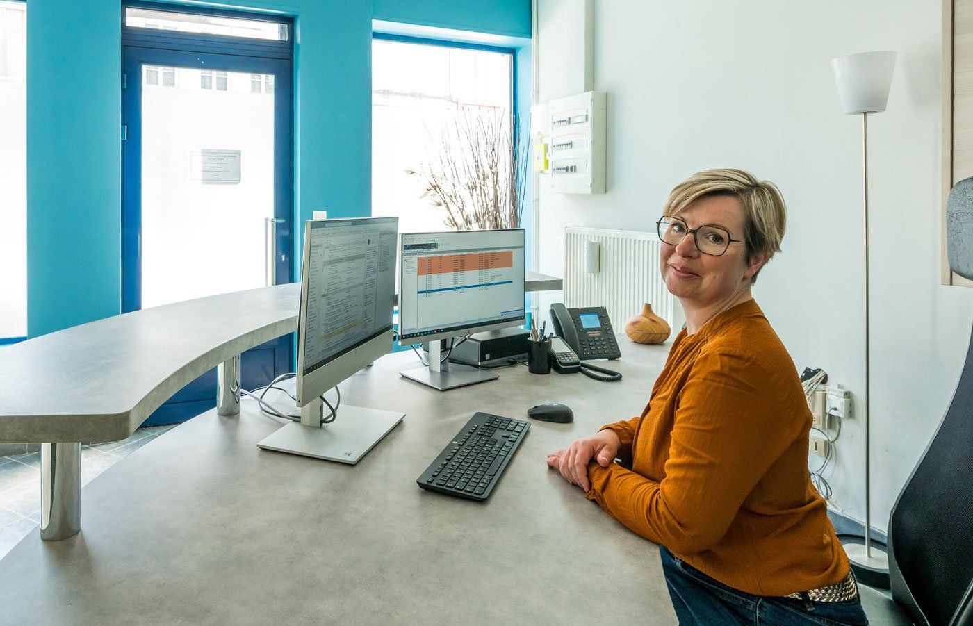 Mme Fanny LEYS à son bureau à l'accueil du cabinet