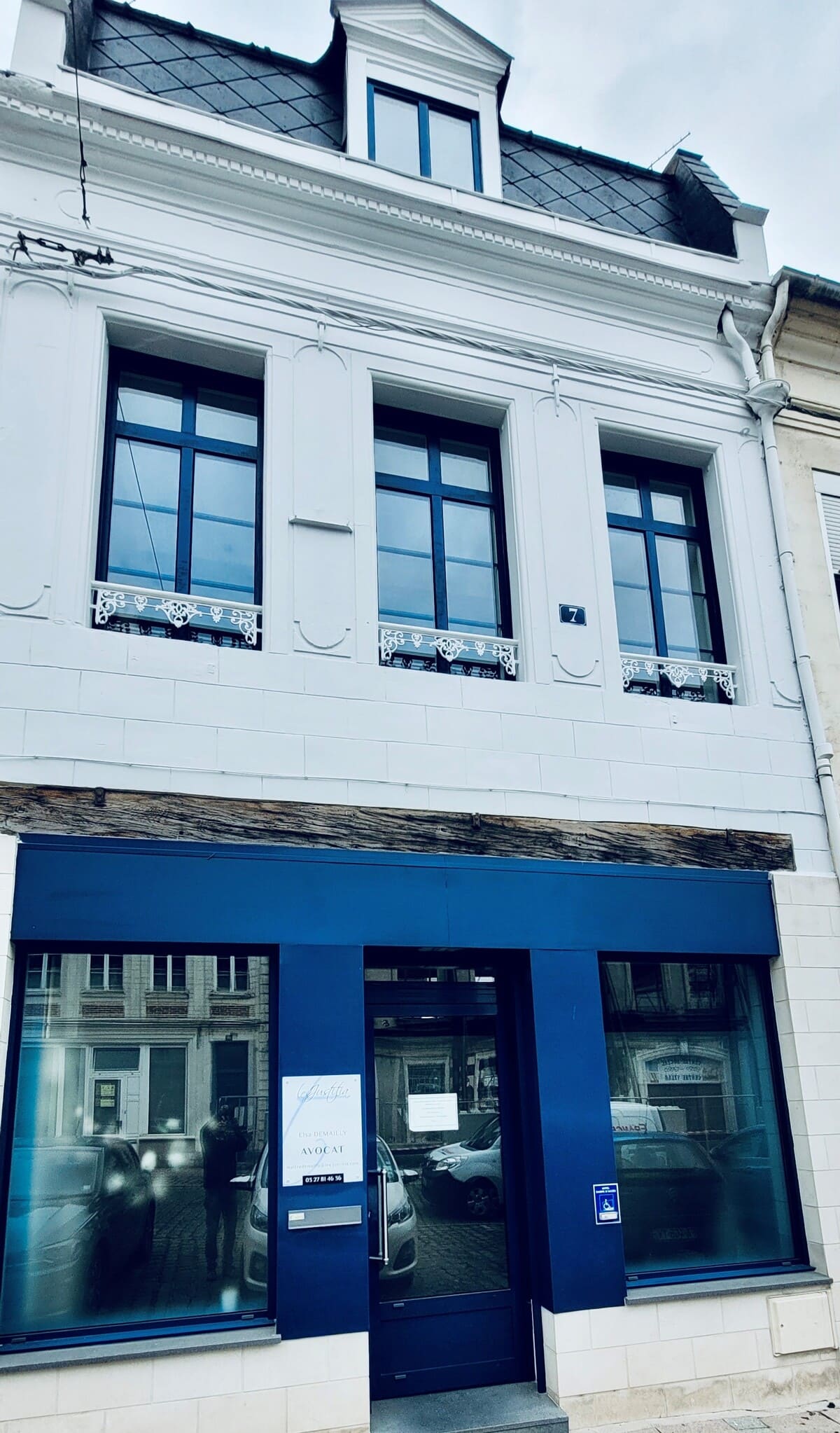 Porte d'entrée du cabinet d'avocat