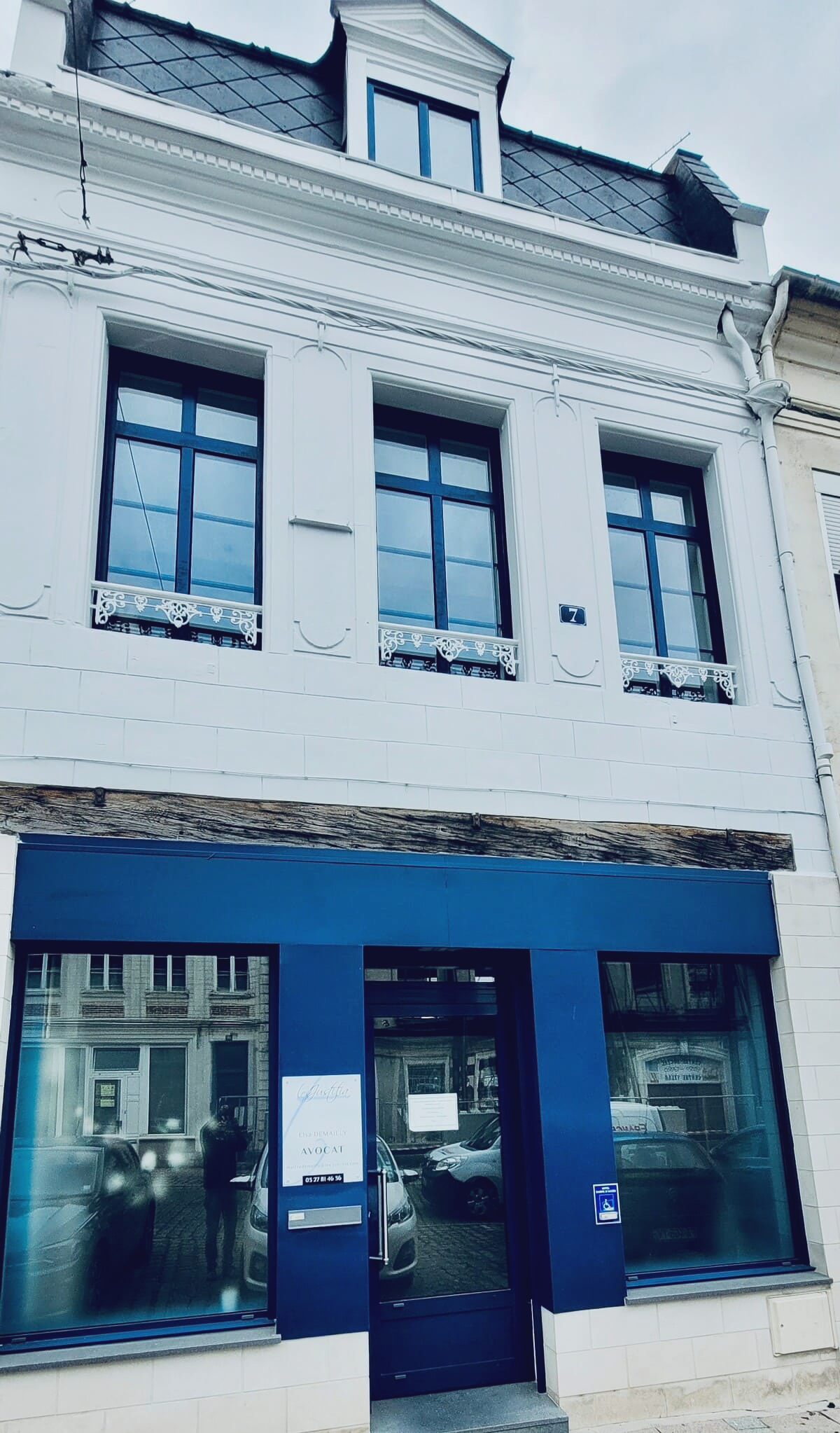 Porte d'entrée bleue du cabinet d'avocat