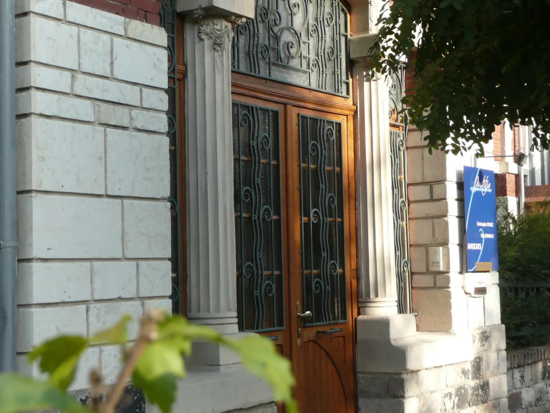 Porte d'entrée du cabinet d'avocat