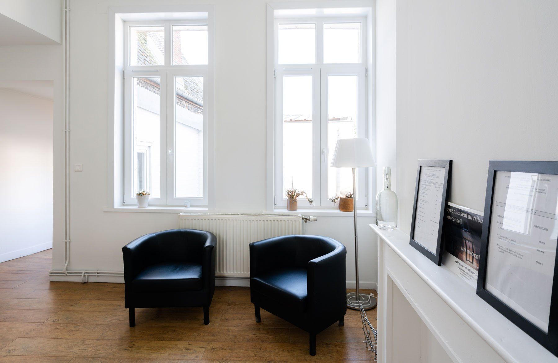 Deux sièges de la salle d'attente du cabinet de Cambrai