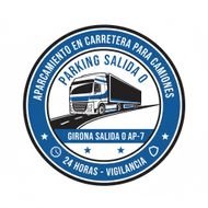 Señal circular: Aparcamiento de camiones en Girona, España; vigilancia 24 horas. Incluye un gráfico de camión y marcas viales.