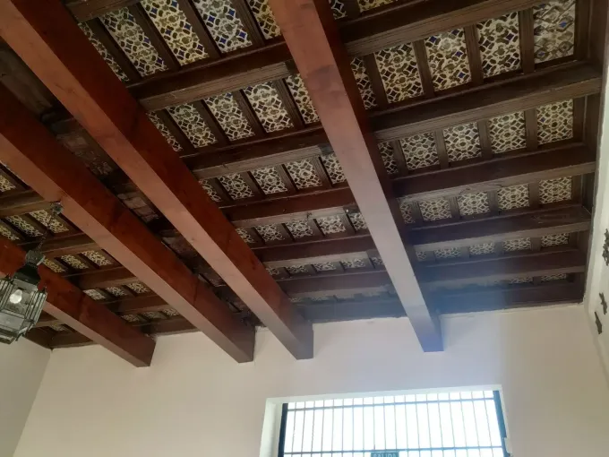 Icono de marcador de posición gris claro con un sol y montañas sobre fondo blanco