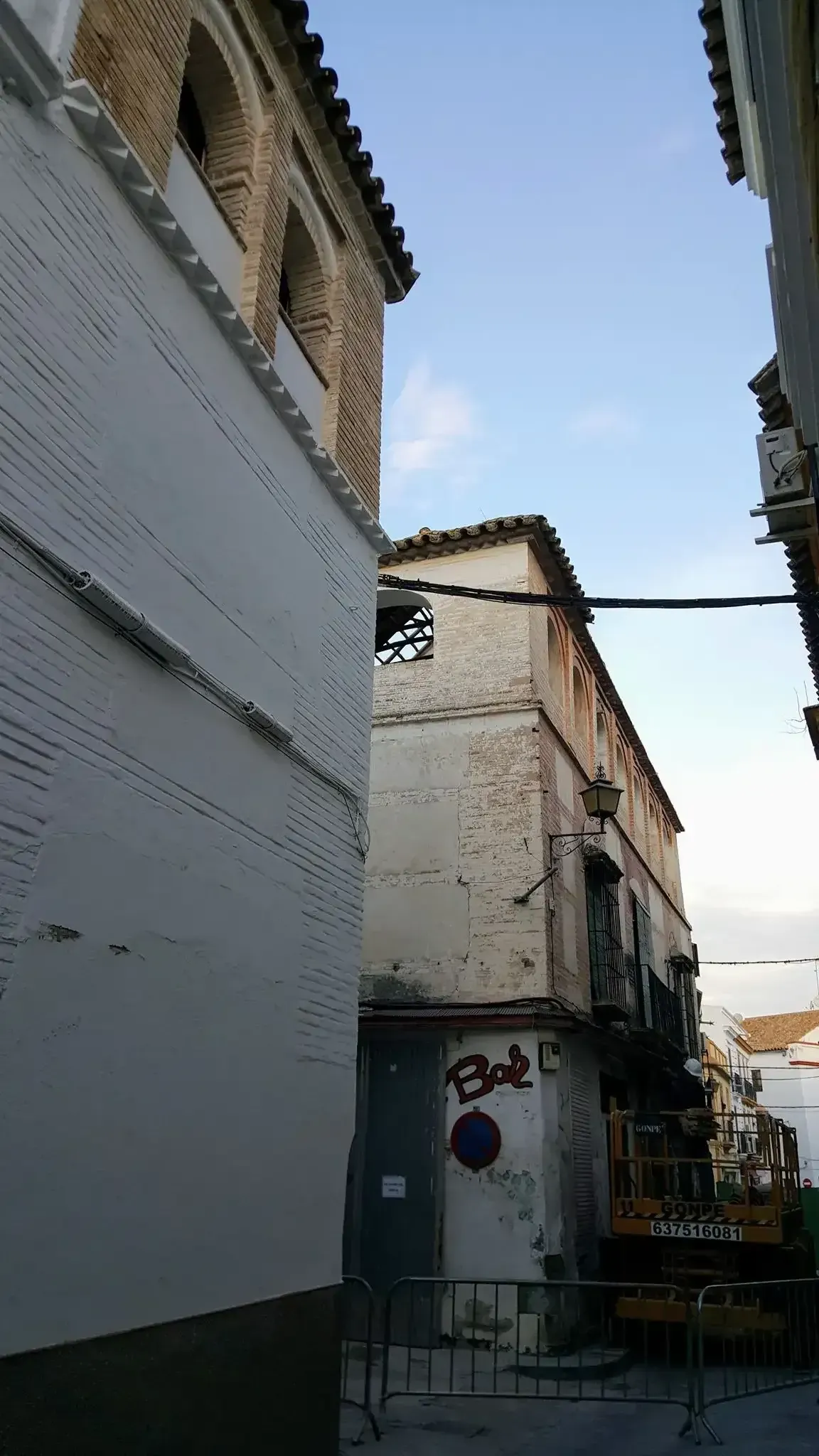 Icono de marcador de posición gris claro con un sol y montañas sobre fondo blanco