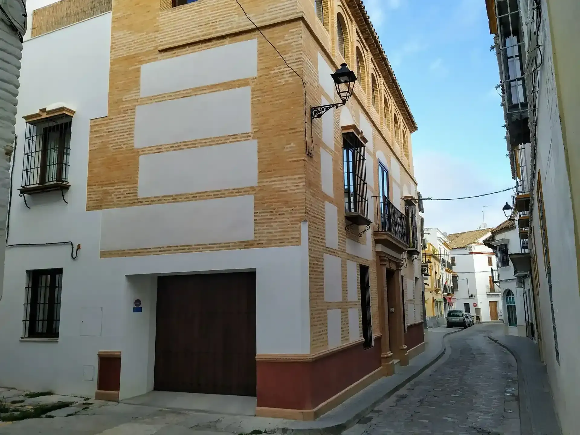 Icono de marcador de posición gris claro con un sol y montañas sobre fondo blanco