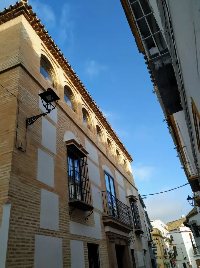 Icono de marcador de posición gris claro con un sol y montañas sobre fondo blanco