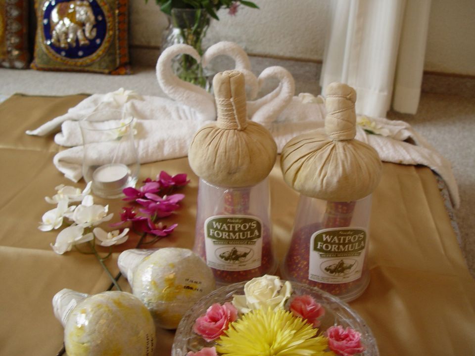 Kräuterstempel, Blumen, Kerzen und Handtücher in Schwanenform