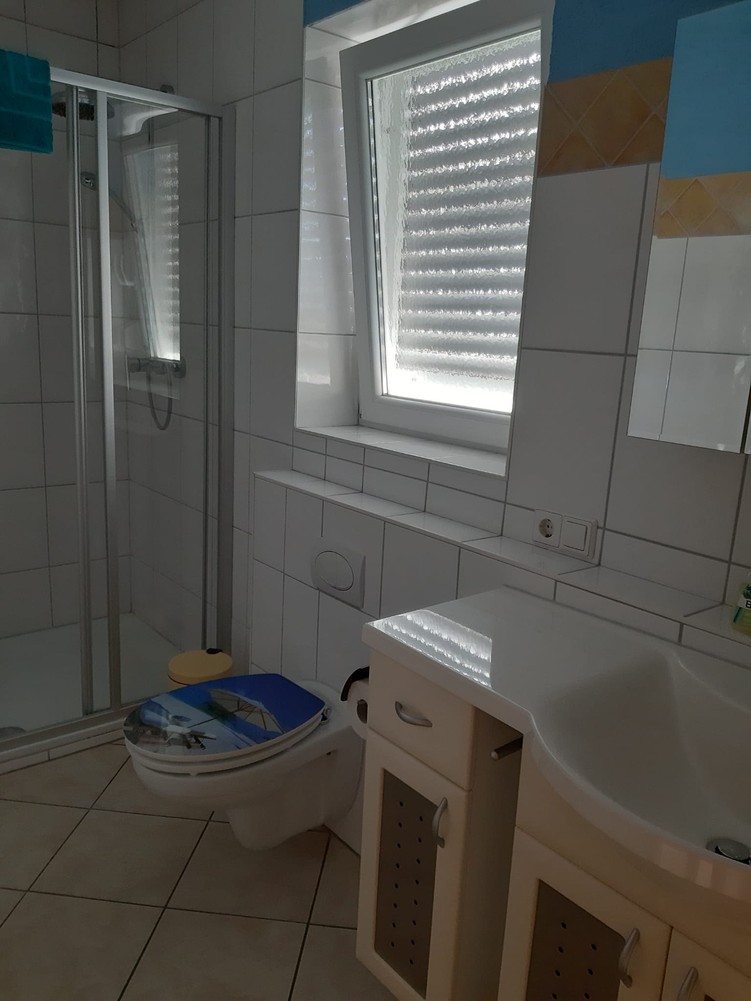 Dusche, Toilette, Waschbecken, Fenster