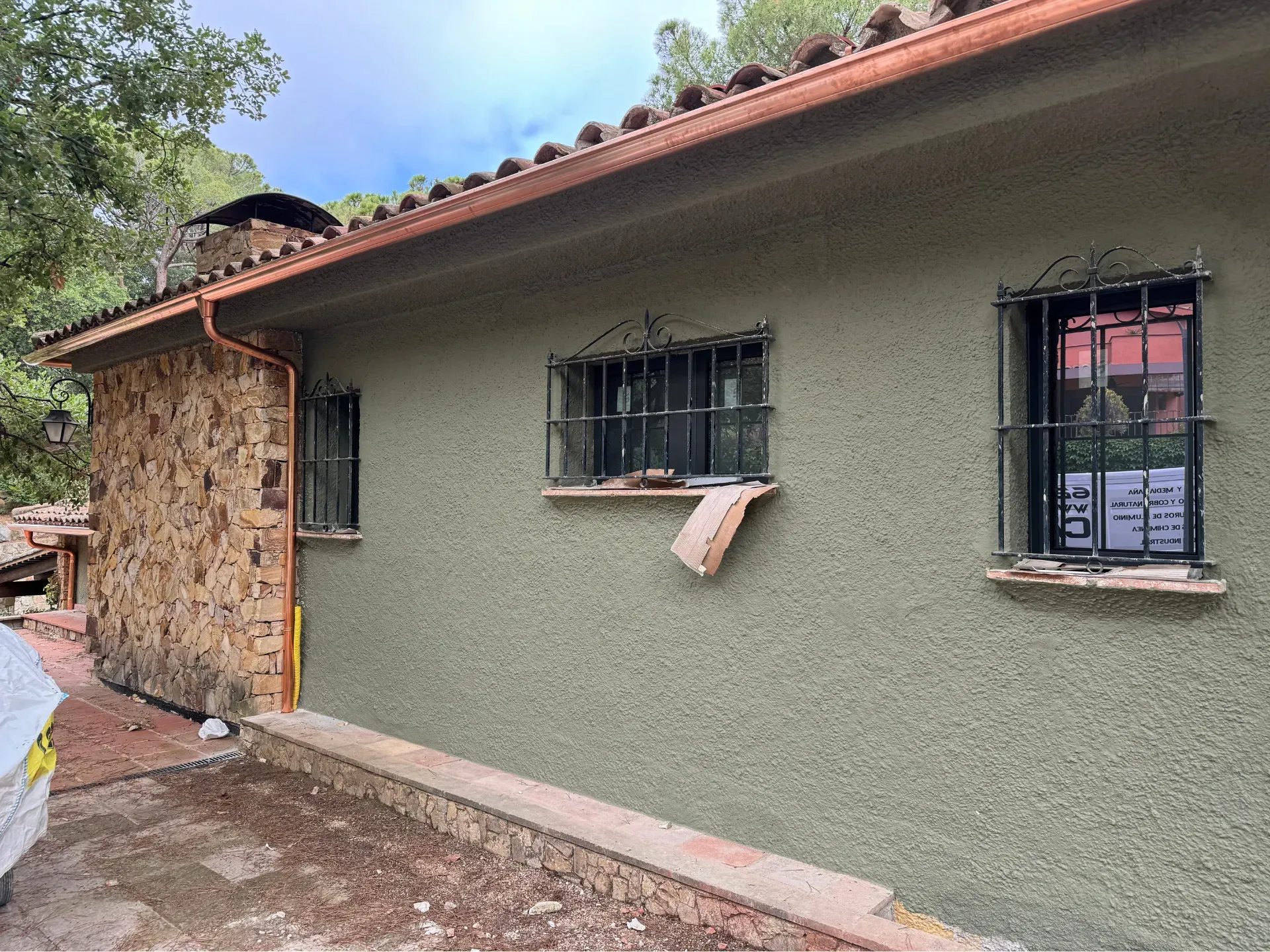 Canales de Cobre Natural sin juntas recien instaladas.