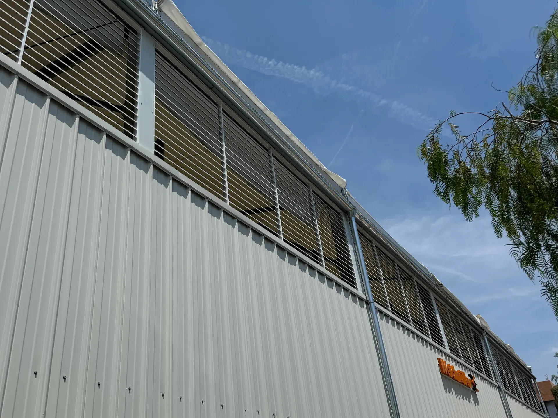 Canales de Zinc sin juntas en nave industrial.