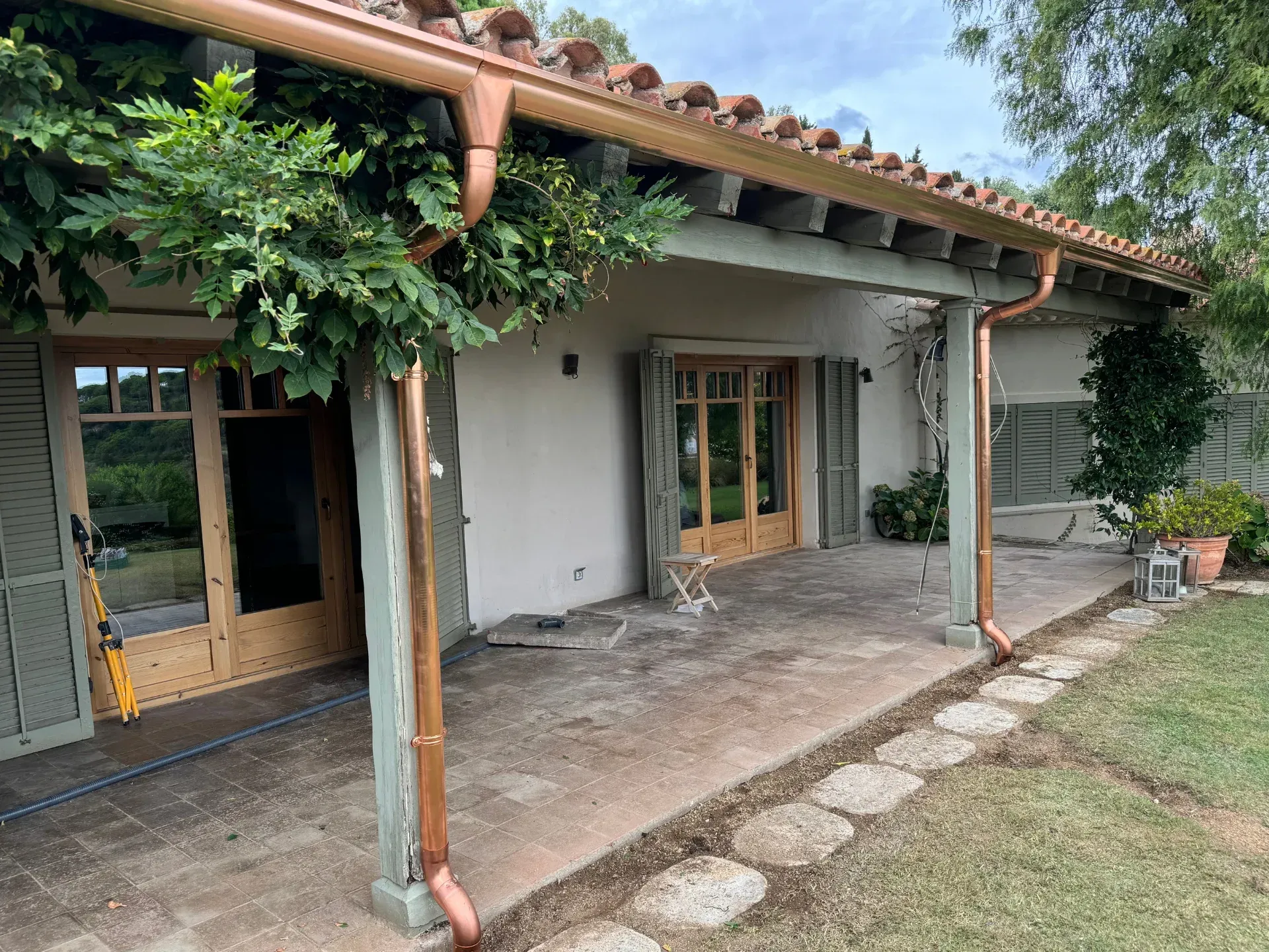 Cobre Natural Media Caña con bajantes redondos de 80.